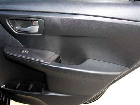 Used 2016 Toyota Camry SE image 16