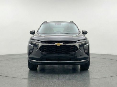 Used 2025 Chevrolet Trax LT image 2