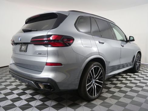Used 2024 BMW X5 xDrive40i w/ M Sport Package image 3