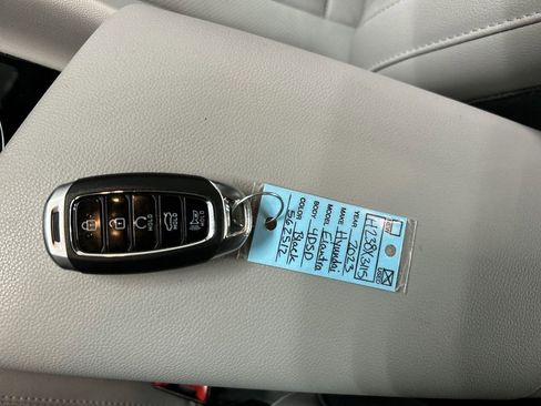 Used 2023 Hyundai Elantra Limited image 12