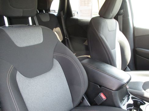 Used 2018 Jeep Cherokee Latitude FWD image 33