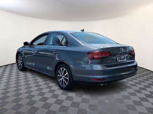 Used 2018 Volkswagen Jetta SE FWD image 4