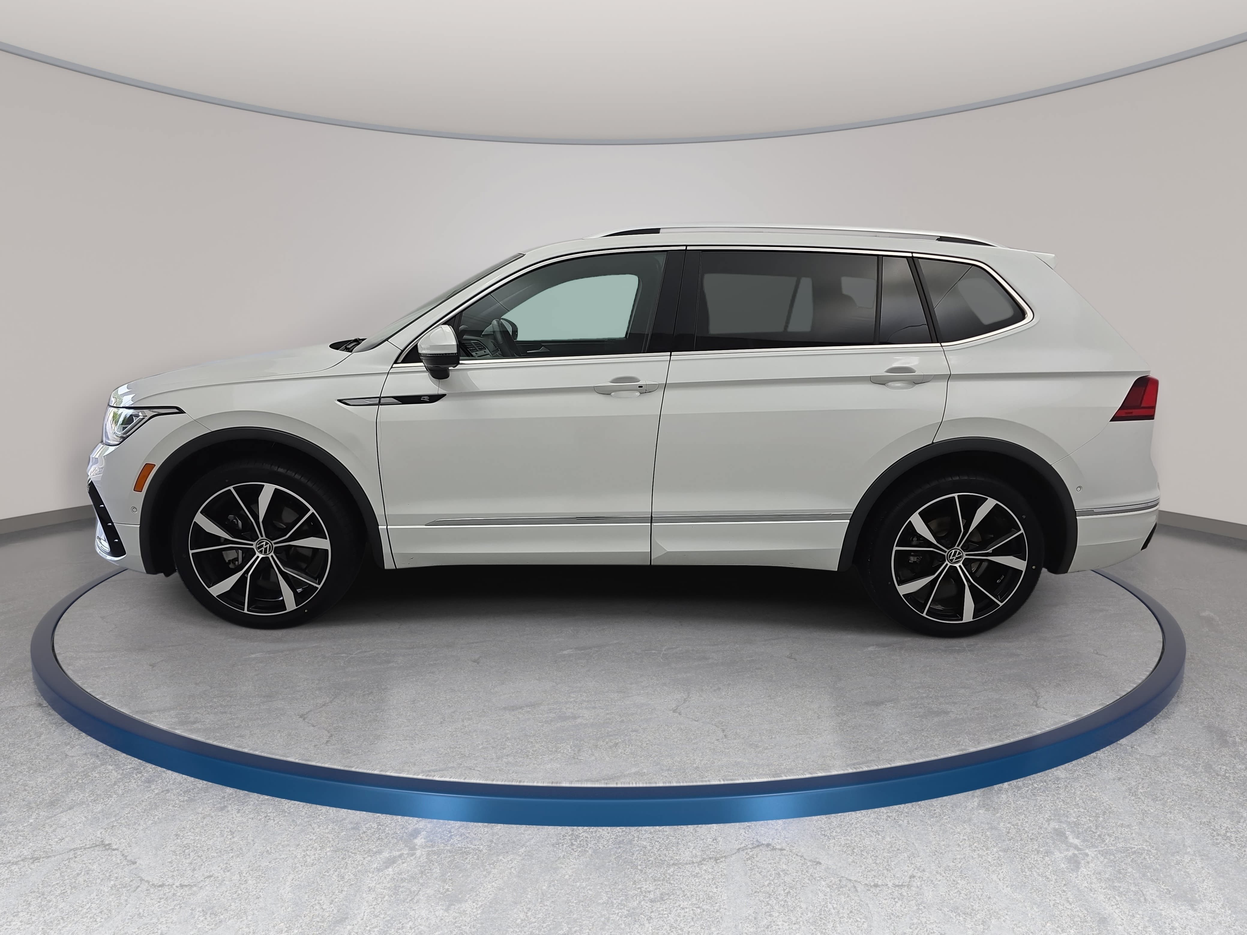 Certified 2024 Volkswagen Tiguan SEL R-Line AWD/4WD image 8