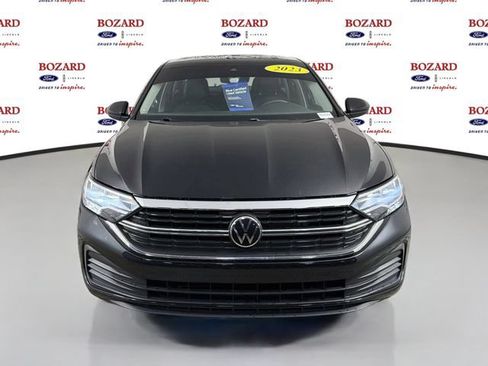 Used 2023 Volkswagen Jetta SE FWD image 2