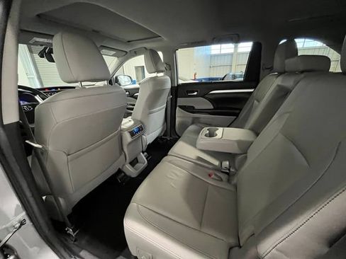 Used 2019 Toyota Highlander XLE AWD/4WD image 15