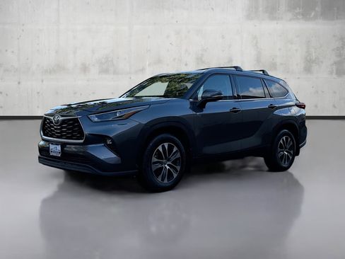 Used 2022 Toyota Highlander XLE image 3