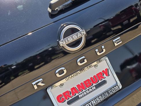 Used 2022 Nissan Rogue SV FWD image 9