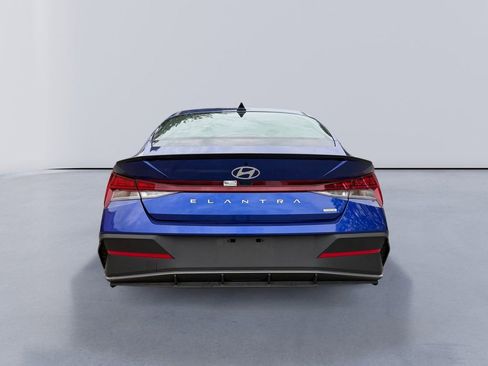 Used 2025 Hyundai Elantra SEL FWD image 4