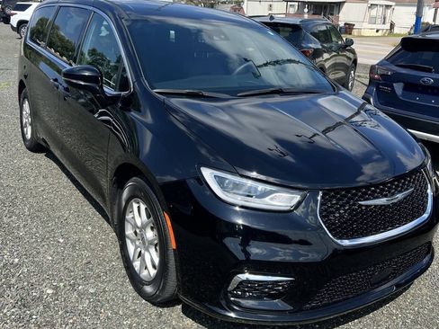 Used 2025 Chrysler Pacifica Select FWD image 1