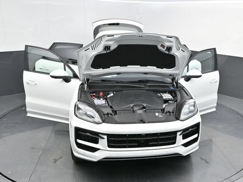 Certified 2025 Porsche Cayenne AWD/4WD image 48