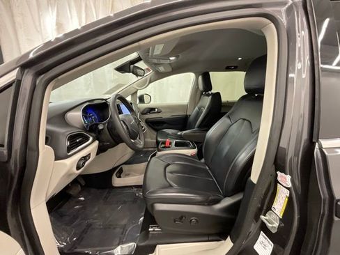 Used 2023 Chrysler Pacifica Touring-L FWD image 10