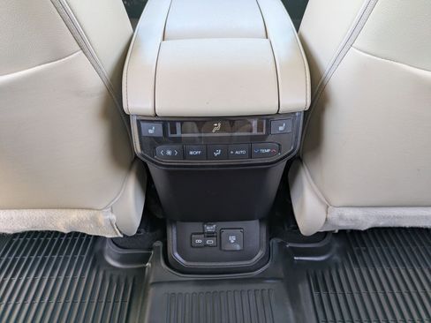 Used 2023 Toyota Highlander image 18