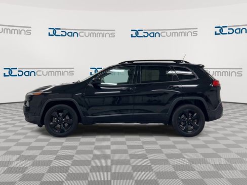 Used 2018 Jeep Cherokee Latitude w/ Altitude Package AWD/4WD image 5
