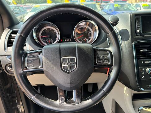 Used 2020 Dodge Grand Caravan SXT FWD image 13