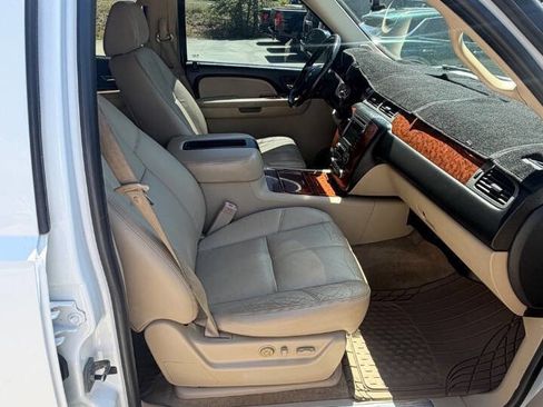 Used 2008 Chevrolet Suburban LTZ w/ LTZ Preferred Equipment Group AWD/4WD image 14