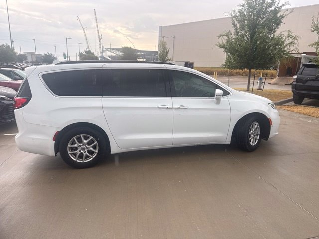 Used 2022 Chrysler Pacifica Touring-L w/ Uconnect Theater Family Group FWD image 3