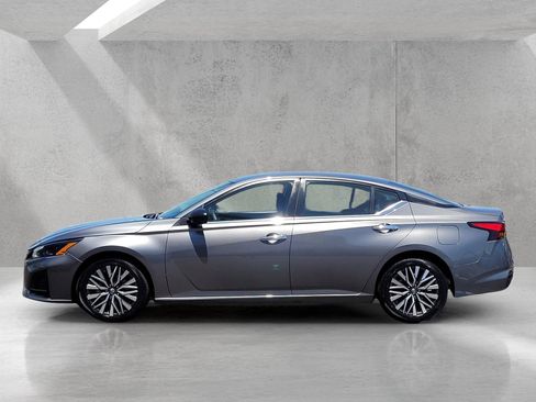Used 2025 Nissan Altima 2.5 SV FWD image 8