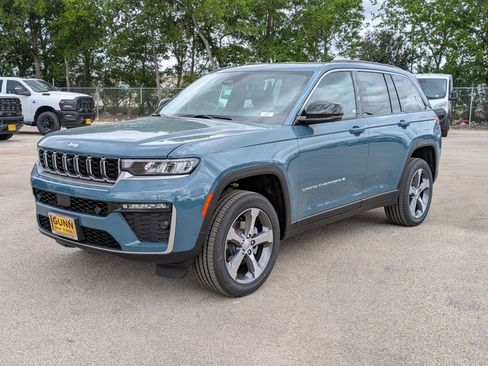 New 2026 Jeep Grand Cherokee Limited w/ Luxury Tech Group II RWD image 6