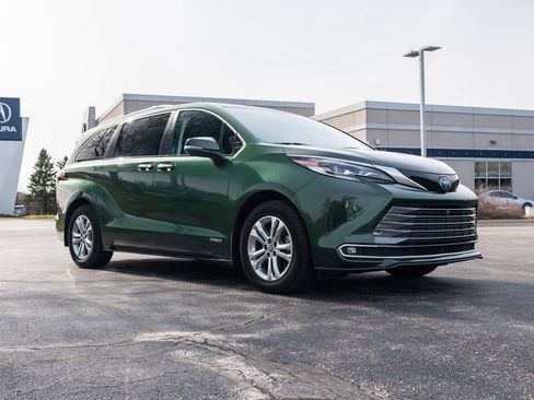 Used 2021 Toyota Sienna Platinum image 2