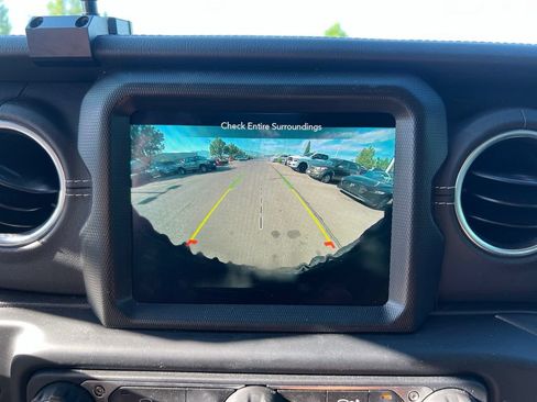 Used 2022 Jeep Wrangler Unlimited Sahara AWD/4WD image 18