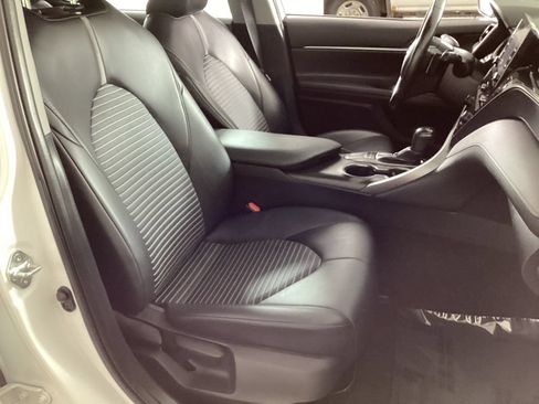 Used 2022 Toyota Camry SE w/ Convenience Package FWD image 18
