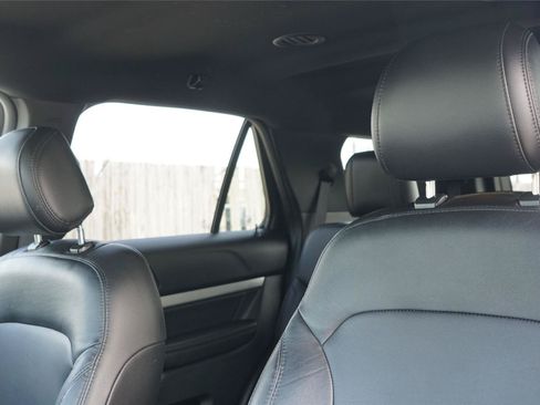 Used 2017 Ford Explorer XLT w/ Equipment Group 202A FWD image 11