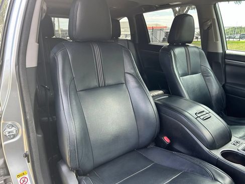 Used 2018 Toyota Highlander SE FWD image 17