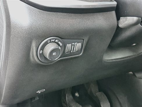 Used 2025 Jeep Compass Latitude AWD/4WD image 17