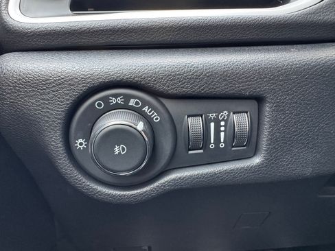 Used 2025 Chrysler Pacifica Select FWD image 19