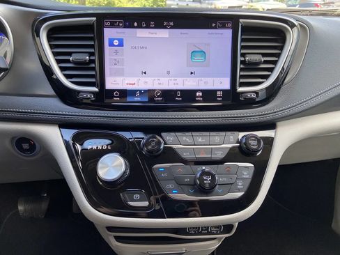 Used 2024 Chrysler Pacifica Touring-L AWD/4WD image 19
