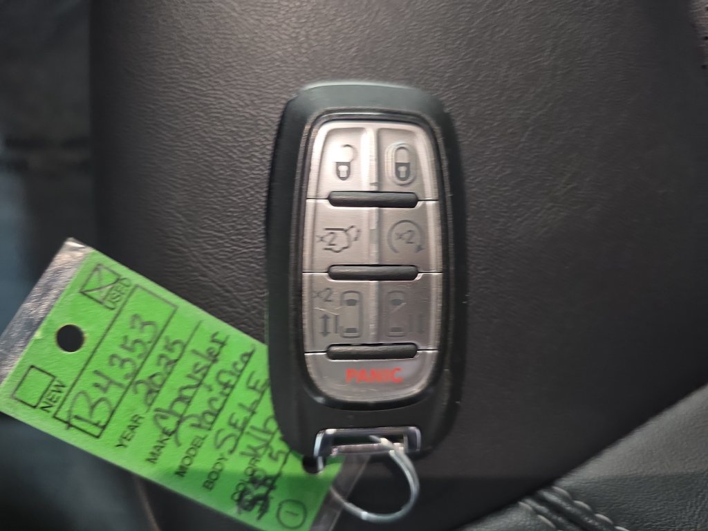 Used 2025 Chrysler Pacifica Select FWD image 39