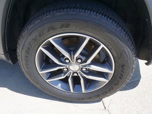 Used 2017 Jeep Grand Cherokee Limited image 6