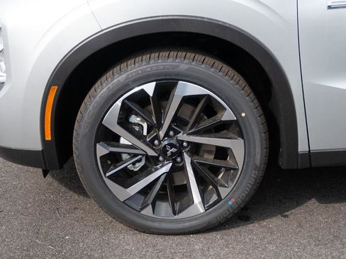 New 2024 Mitsubishi Outlander 4WD Plug-In Hybrid image 18