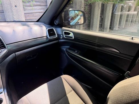 Used 2019 Jeep Grand Cherokee Laredo RWD image 13