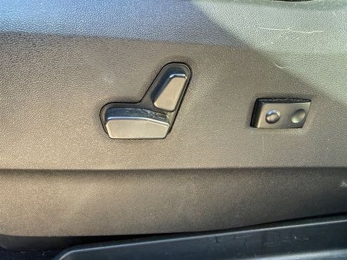 Used 2016 Chrysler Town & Country Limited image 21