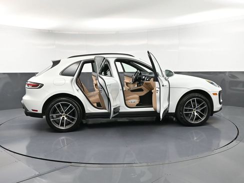 Used 2025 Porsche Macan AWD/4WD image 36