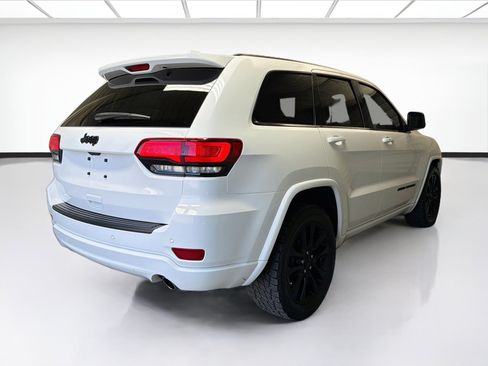 Used 2018 Jeep Grand Cherokee Altitude RWD image 4