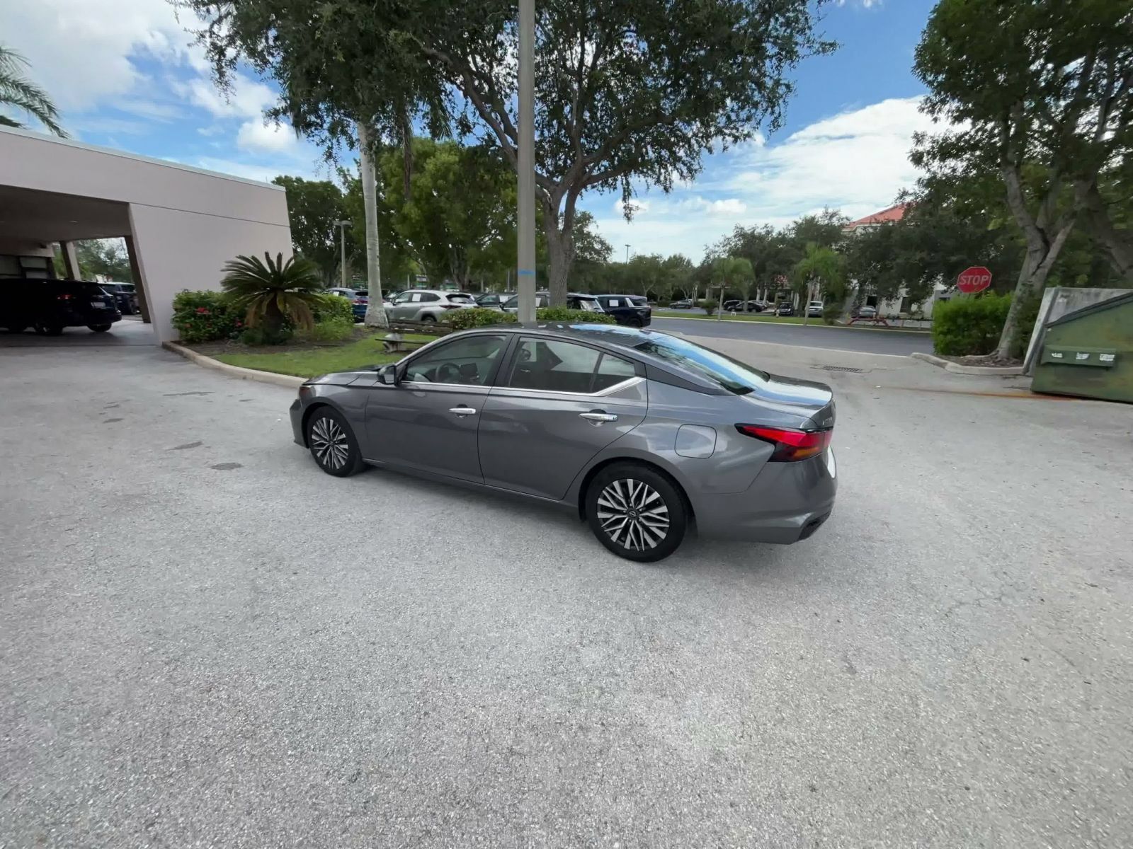 Used 2025 Nissan Altima 2.5 SV FWD image 9