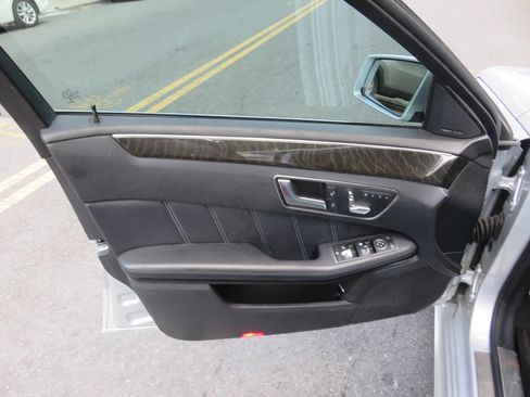 Used 2014 Mercedes-Benz E 550 4MATIC Sedan image 27