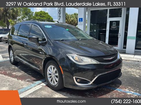 Used 2017 Chrysler Pacifica Touring-L FWD image 3