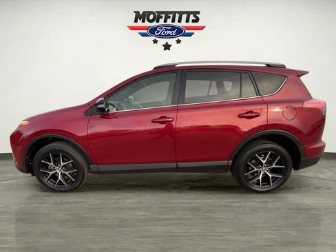 Used 2018 Toyota RAV4 SE image 2