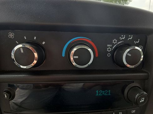 Used 2018 Chevrolet Express 3500 w/ Driver Convenience Package image 15