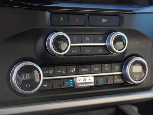 Used 2024 Ford Expedition Limited image 27