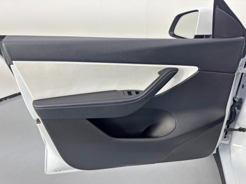 Used 2021 Tesla Model Y Long Range image 42