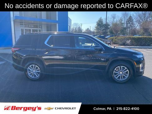 Used 2023 Chevrolet Traverse LT image 2