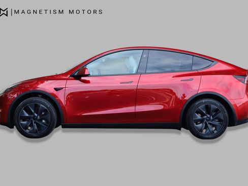 Used 2024 Tesla Model Y Long Range RWD image 3