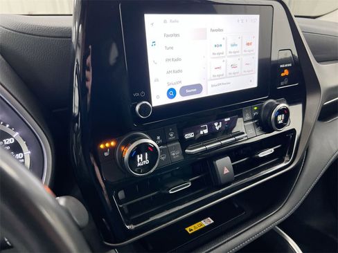 Used 2024 Toyota Highlander XLE image 13