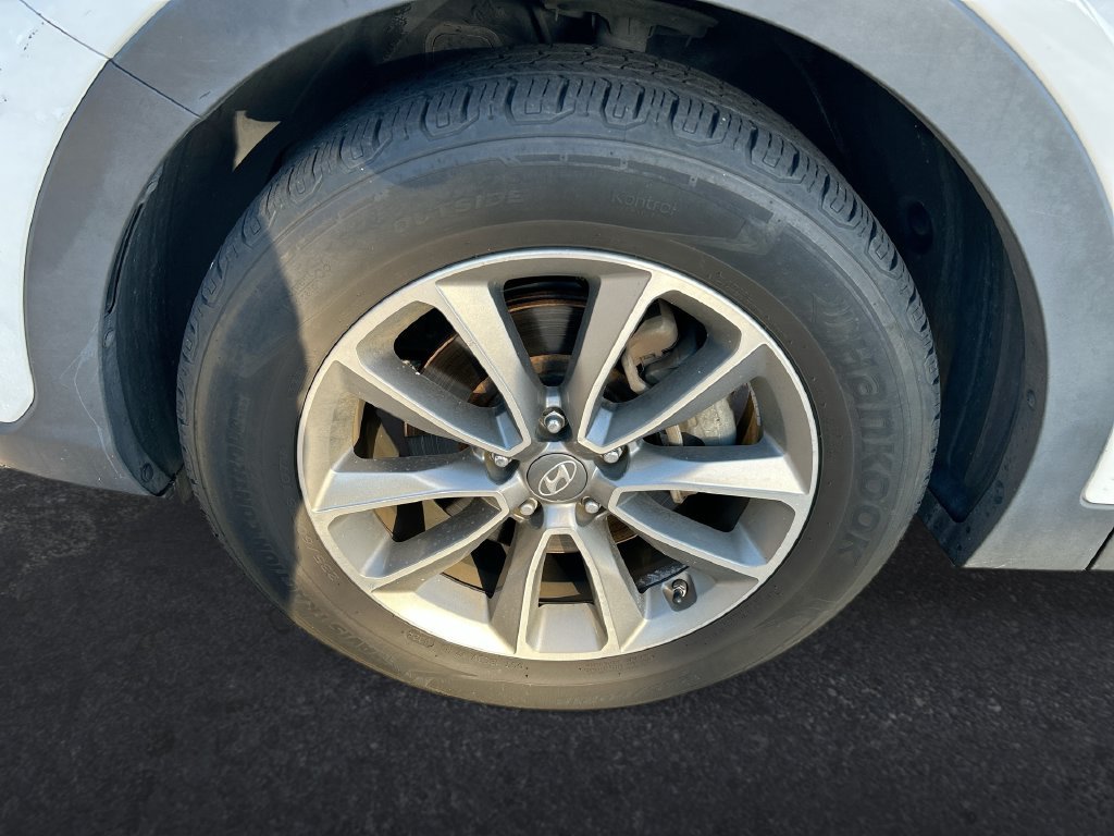 Used 2017 Hyundai Santa Fe SE FWD image 10