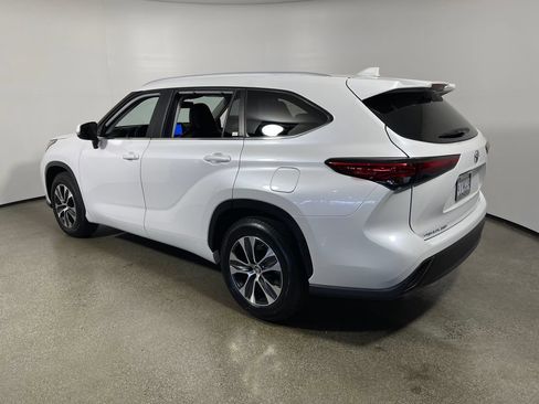Used 2023 Toyota Highlander XLE FWD image 5