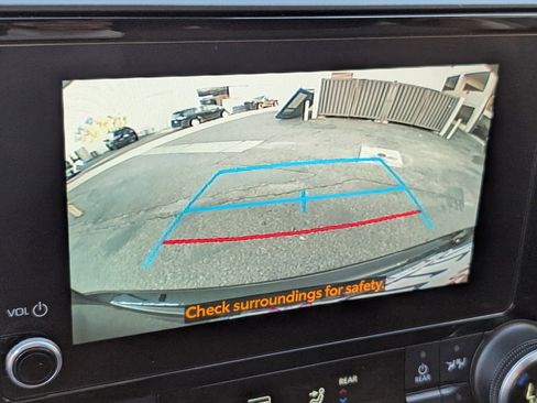 Used 2024 Toyota Highlander LE image 7